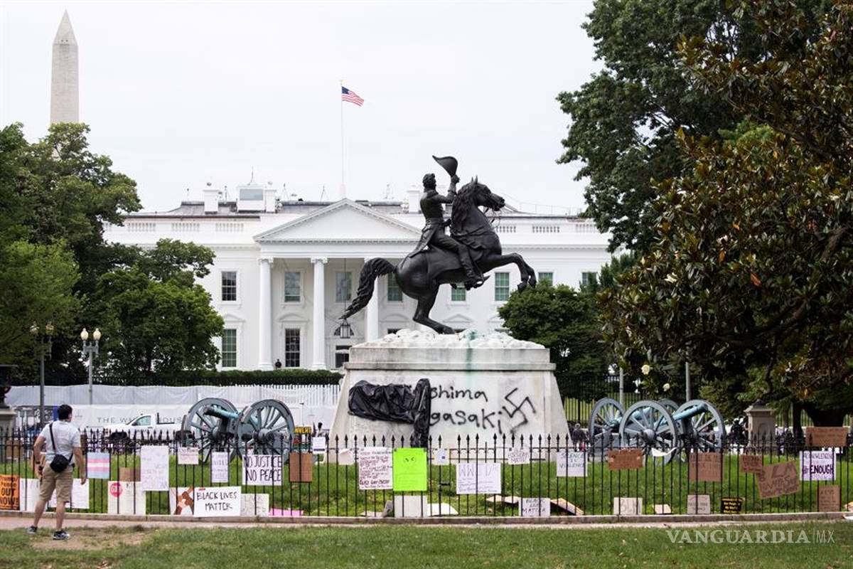$!Monumentos y estatuas son víctimas de la ira y las protestas antirracistas en todo el mundo (fotos)