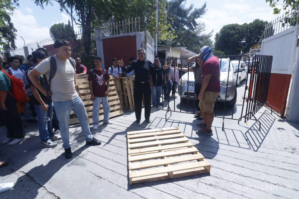 $!El cierre de la avenida Venustiano Carranza entre avenida Universidad y la calle Reynosa provoca problemas de tráfico en la zona.