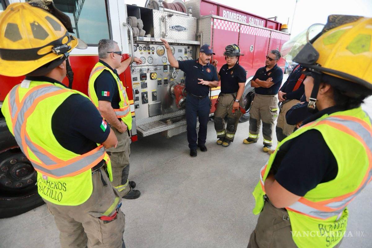 $!Bomberos de Saltillo utilizan técnicas didácticas, como la lluvia de ideas y el trabajo en equipo, para garantizar una capacitación efectiva en operación de vehículos de emergencia.