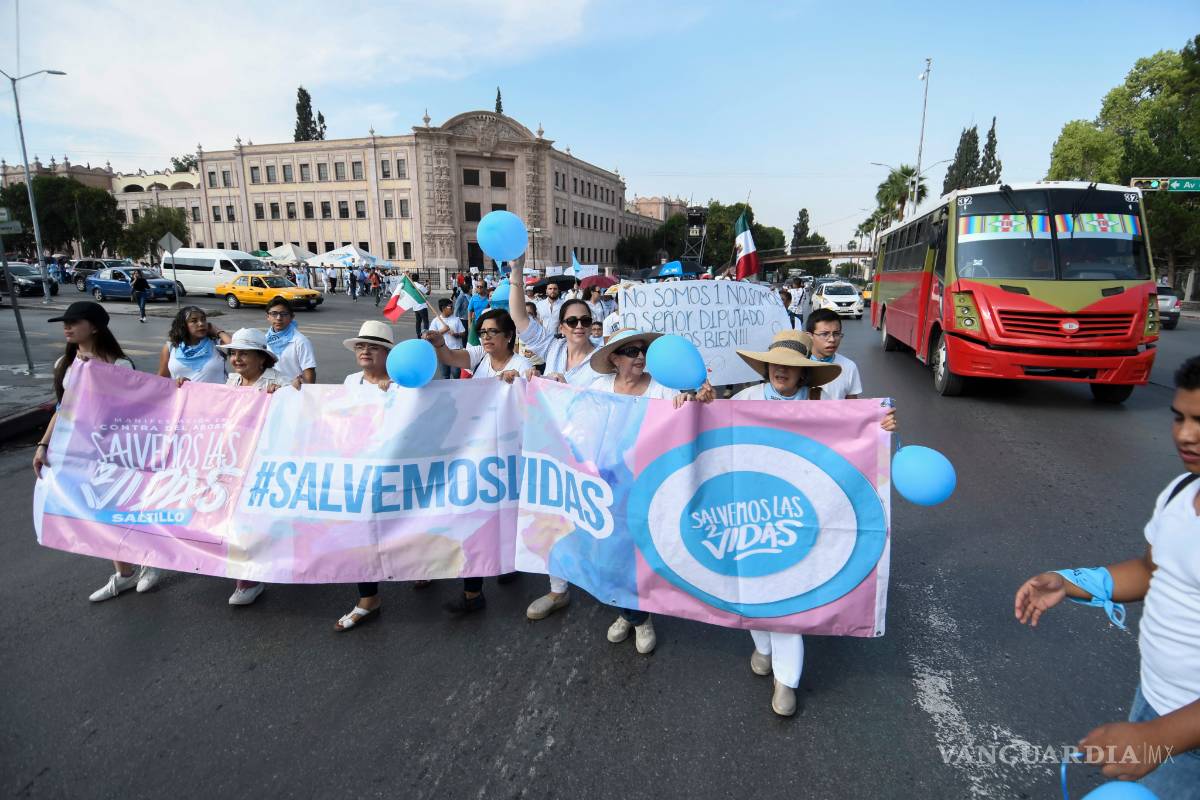 Marchan en Saltillo a favor de la vida y la familia tradicional; en 17 estados, en pro del aborto