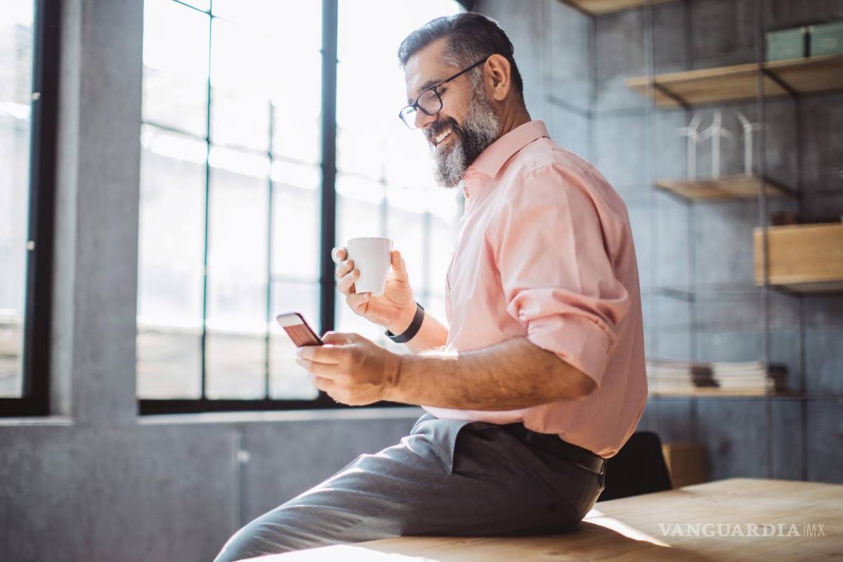 $!Usuario de 'smartphone' conectado a red wifi Powerline.