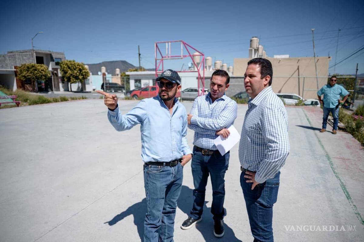 $!Funcionarios del IMPLAN y de Infraestructura y Obra Pública acompañaron al Alcalde durante la supervisión de los avances en la plaza pública.