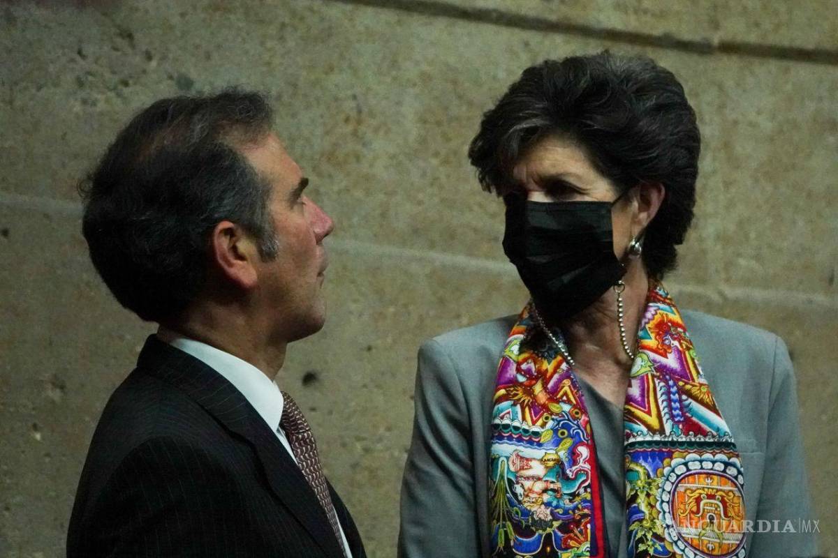 $!Lorenzo Córdova Vianello conversa con la ministra Janine Madeline Otálora tras la sesión solemne sobre la Revocación de Mandato en el TEPJF.