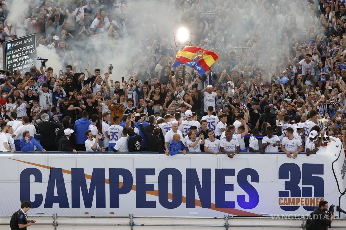$!Los jugadores del Real Madrid llegan a la plaza de Cibeles, en Madrid.