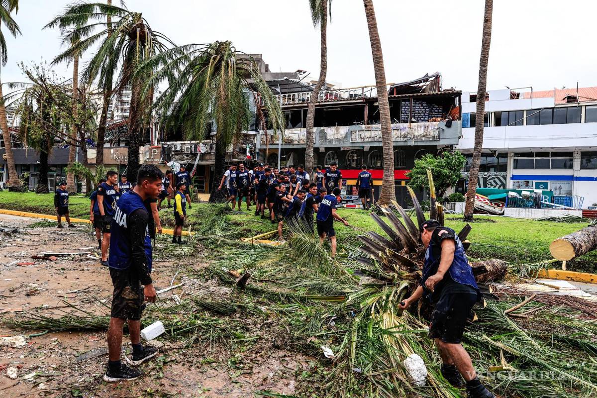 $!Agentes de la Marina comienzan la limpieza de una calle afectada por el huracán Otis en el balneario de Acapulco, en el estado de Guerrero, México.