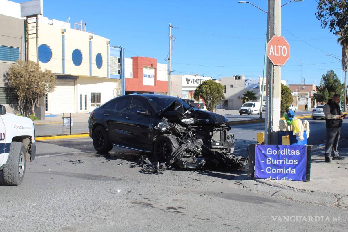 Custodios de valores quitan paso y chocan contra camioneta de lujo al norte de Saltillo