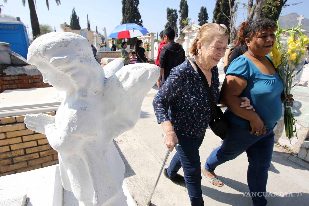 $!En el Día de Muertos, ellos no olvidan ni dejan solos a sus seres queridos [FOTOS]