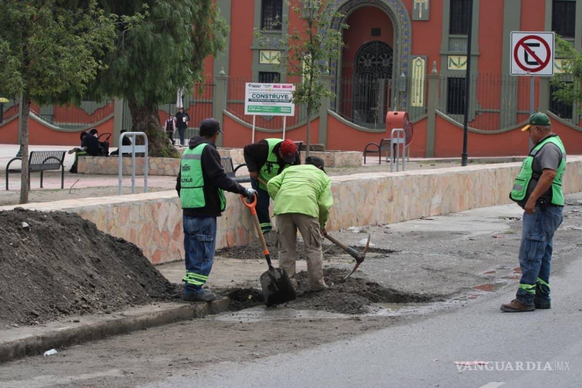 $!En el Centro Histórico, brigadas realizaron trabajos de desazolve en la calle Del Arroyo para prevenir encharcamientos y mejorar el flujo pluvial.