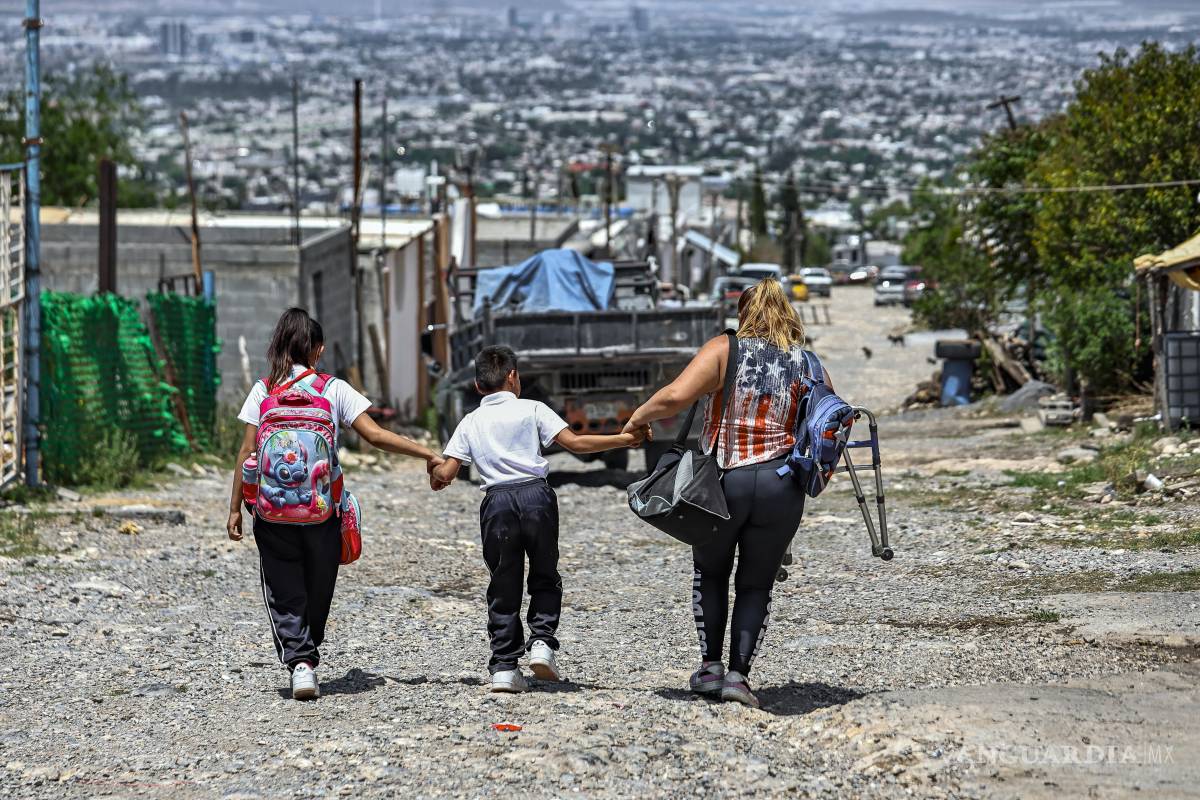 $!Madre y su hijo (con discapacidad) caminan hasta dos horas para llegar a la escuela; piden mejorar calles.