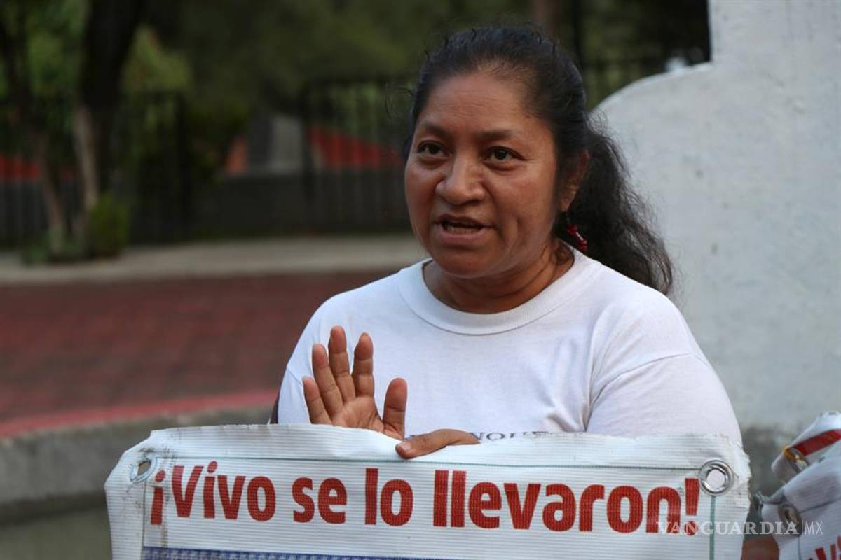 El dolor de un lustro sin saber nada sobre sus hijos consume a los padres de Ayotzinapa