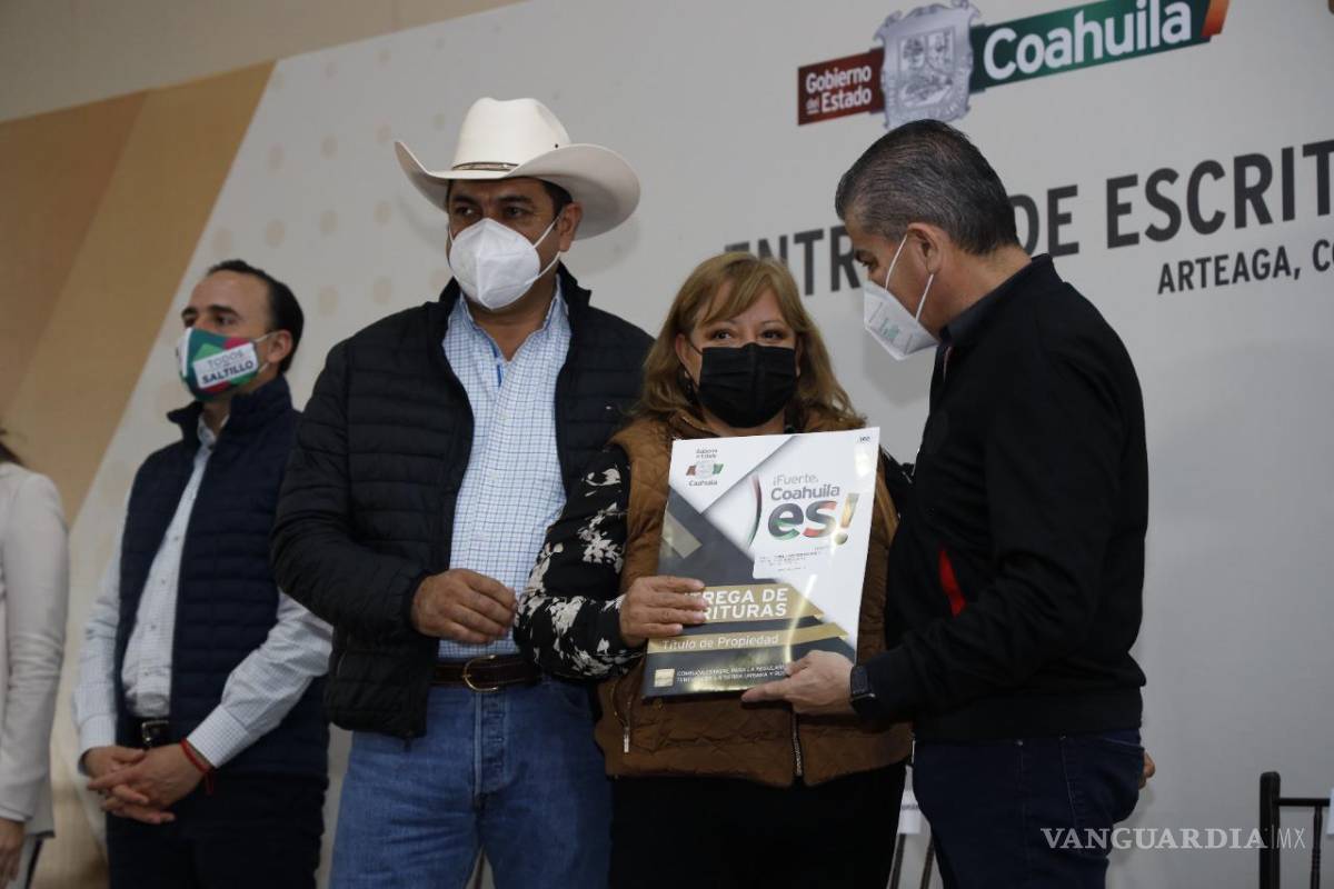 Entregan más de 200 escrituras a familias de la región sureste de Coahuila