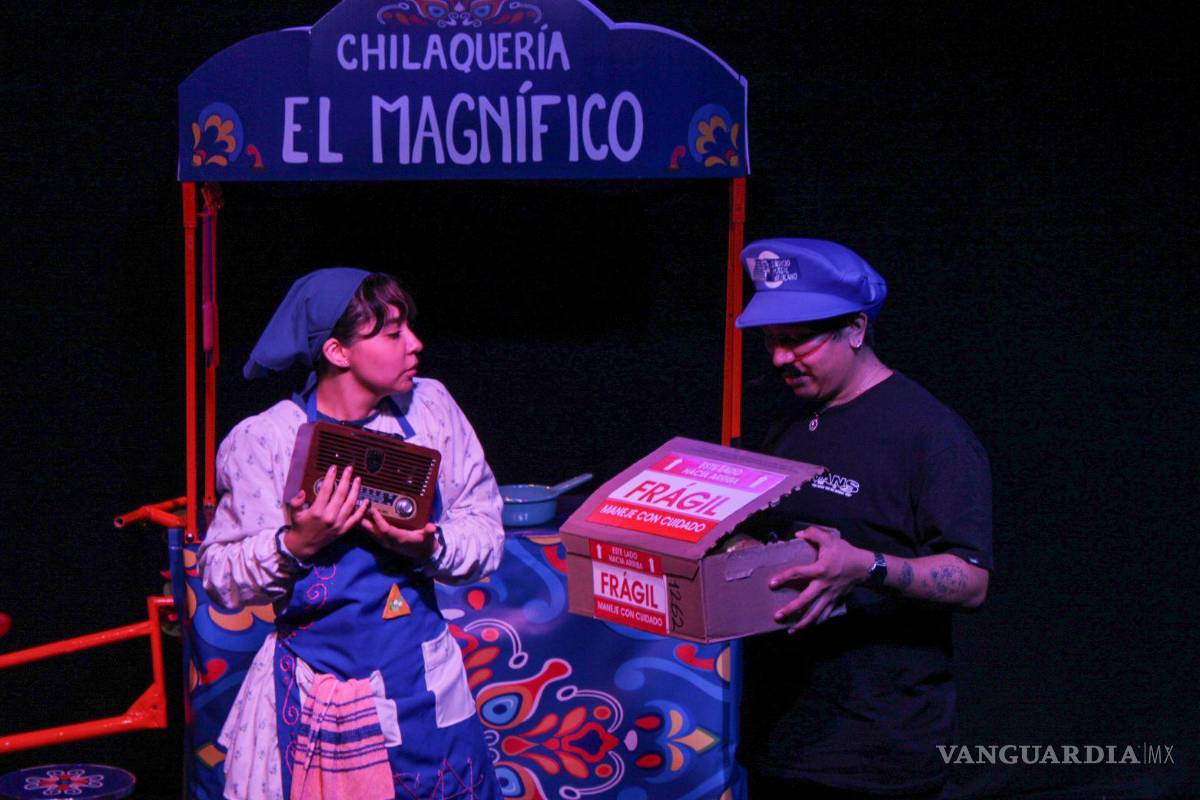 $!Entre títeres y memorias llega la obra de teatro ‘Chilaquiles de toros y flores’ a Saltillo