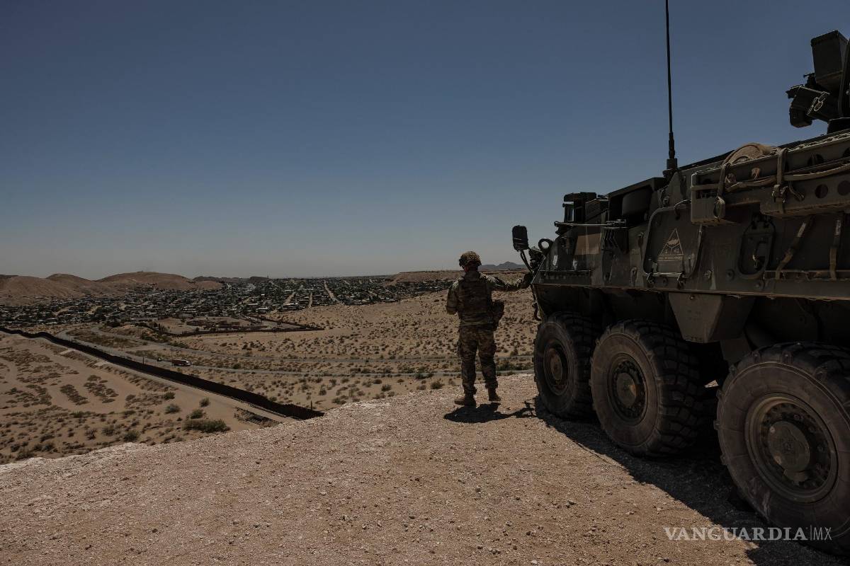 $!Soldados asignados a la Fuerza de Tarea Conjunta/Frontera Sur inspeccionan el muro fronterizo entre EU y México cerca de Santa Teresa, Nuevo México.