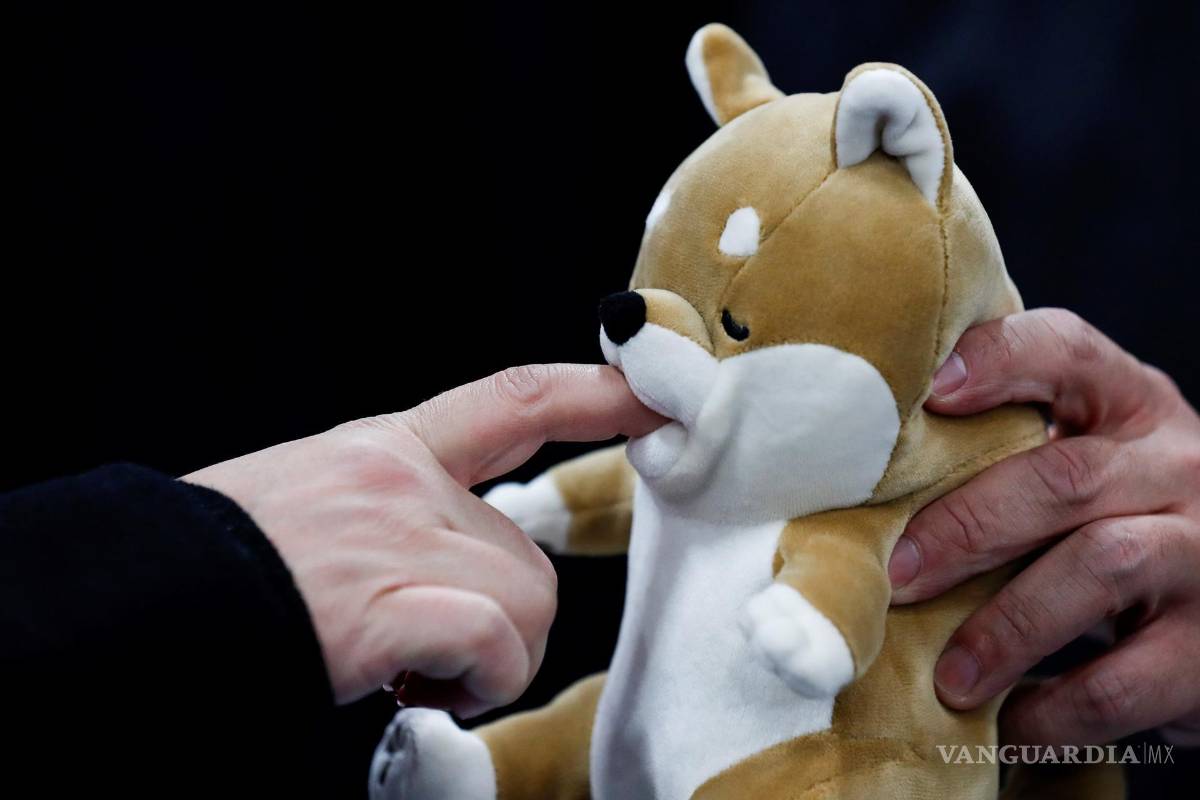 $!Una persona prueba Amagami Ham Ham de Yukai Engineering Inc., un animal de peluche que imita un efecto de mordisco. EFE/EPA/Caroline Brehman