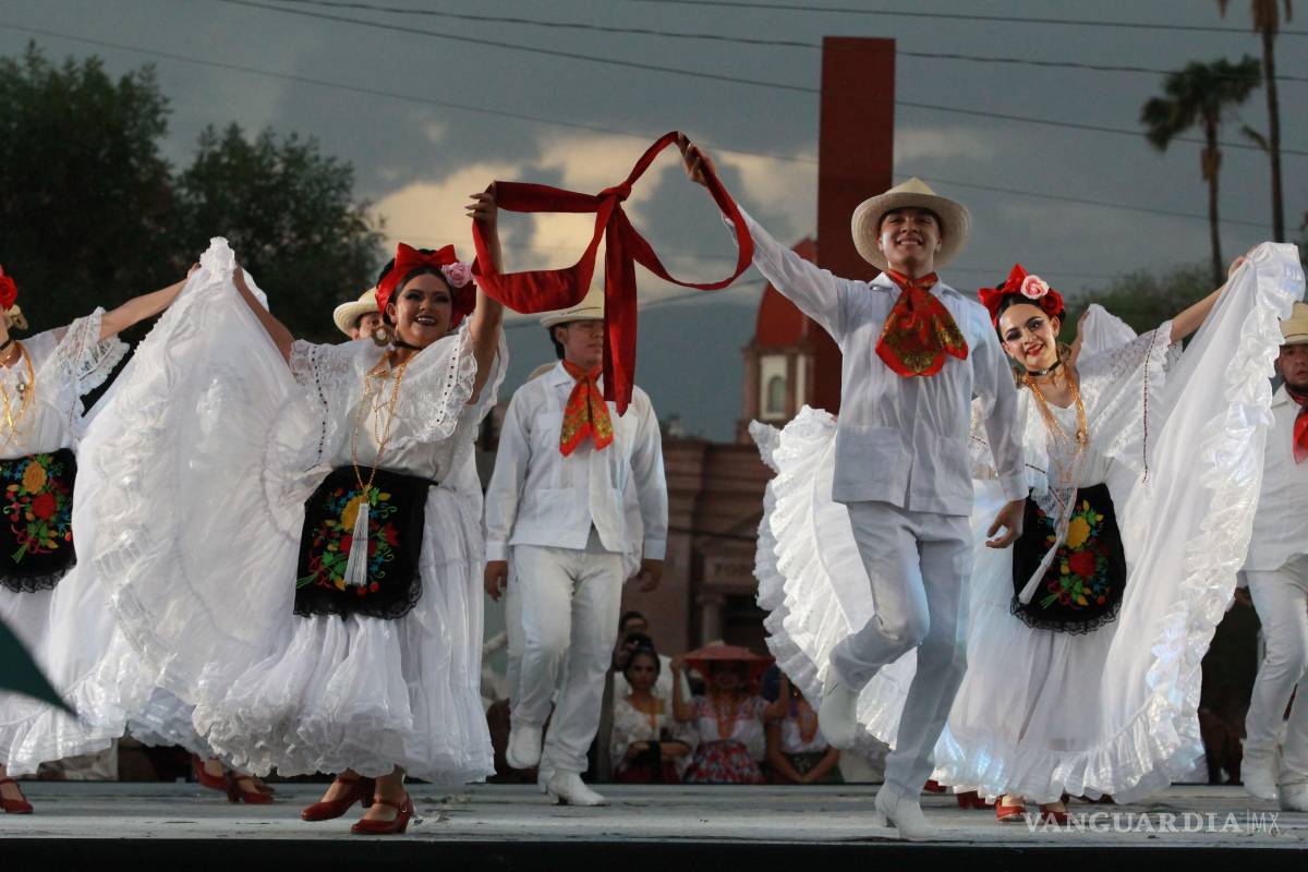 $!La danza folklórica brilló con la monumental coreografía de La Tarola en la Plaza de las Ciudades Hermanas.