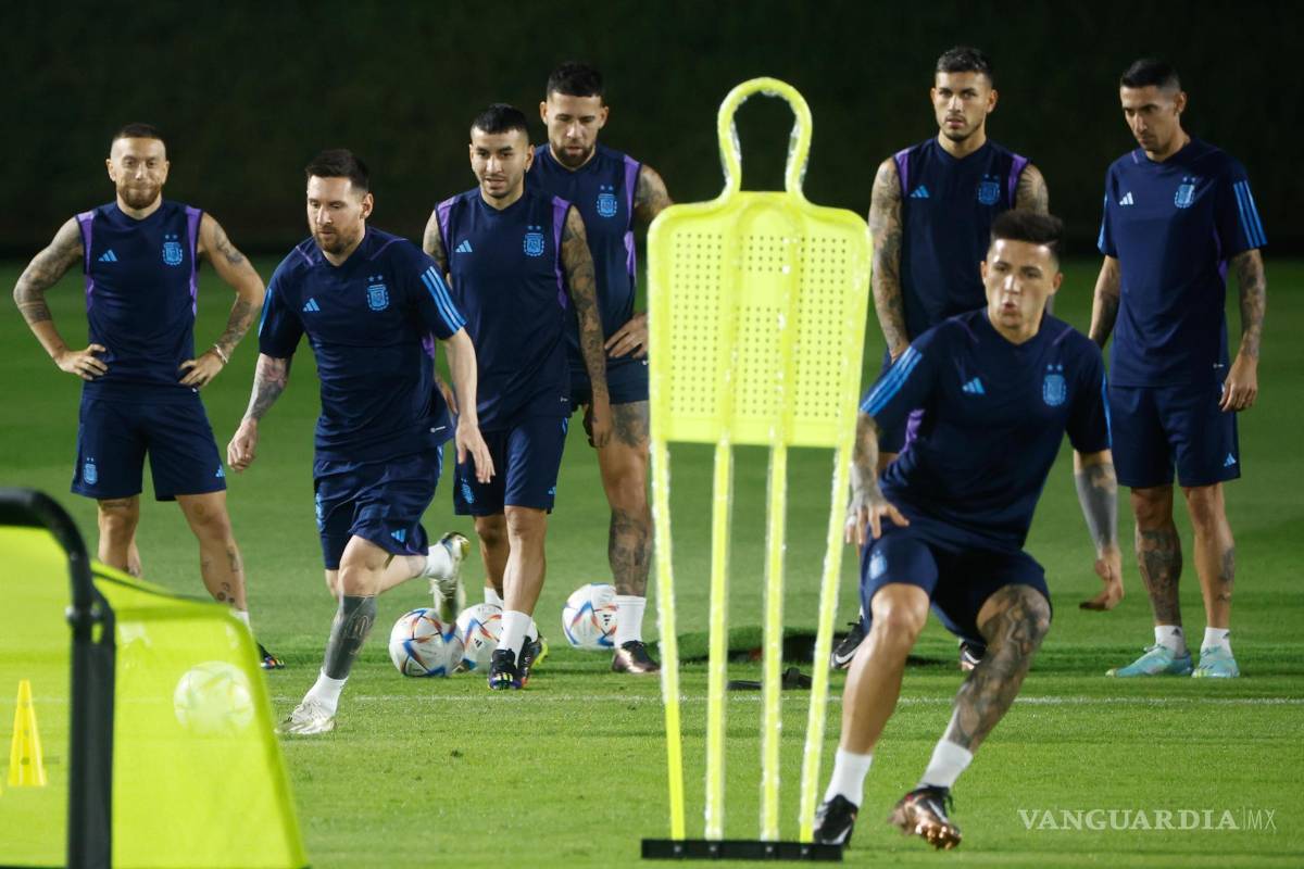 $!El delantero de Argentina Lionel Messi (2i) participa en un entrenamiento de su selección este viernes en Doha, Catar.