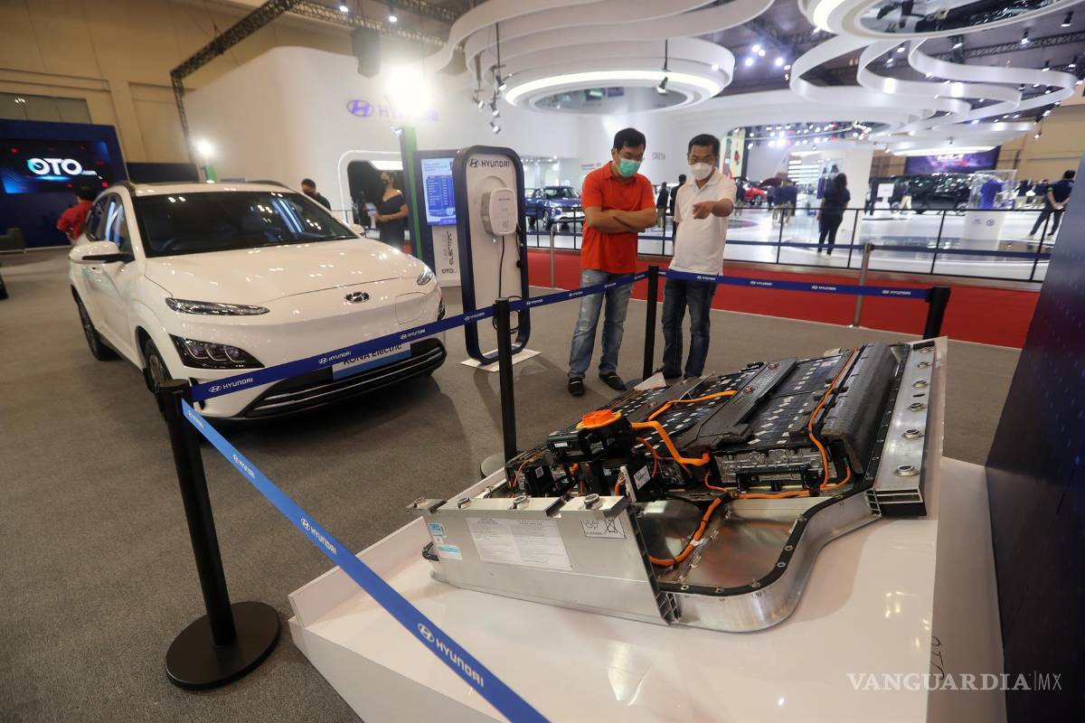 $!Los visitantes charlan cerca de un motor de automóvil eléctrico durante el Gaikindo Indonesia International Auto Show 2021 en Tanggerang, Banten. EFE/EPA/Bagus Indahono