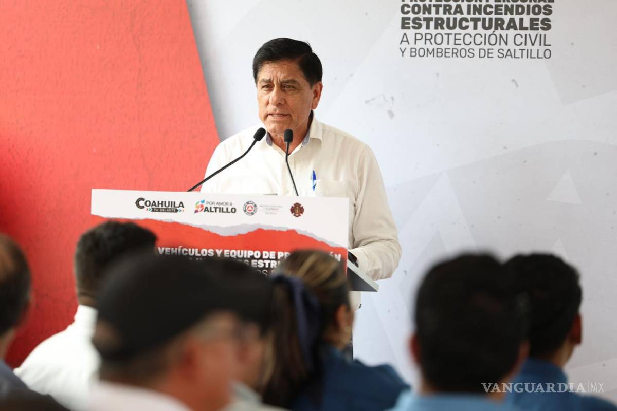 $!La entrega de apoyos reunió a autoridades civiles y militares, así como al Patronato de Bomberos, en muestra de coordinación institucional por la seguridad de Saltillo.