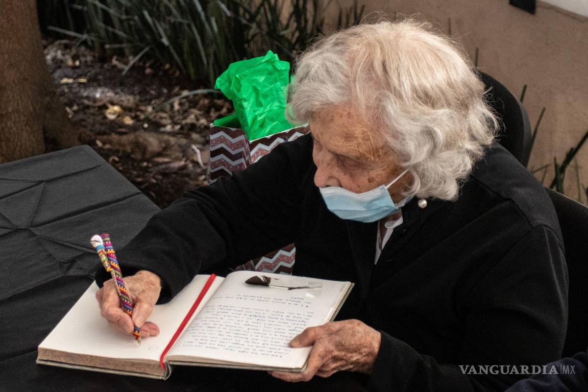 $!Elena Poniatowska en la entrega de los premios del primer Concurso Iberoamericano de cuento y novela Ventosa-Arrufat. CuartoscuroAndrea Murcia