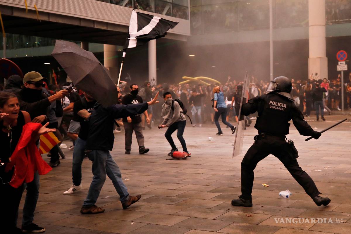 Catalanes toman las calles y colapsan el aeropuerto de Barcelona