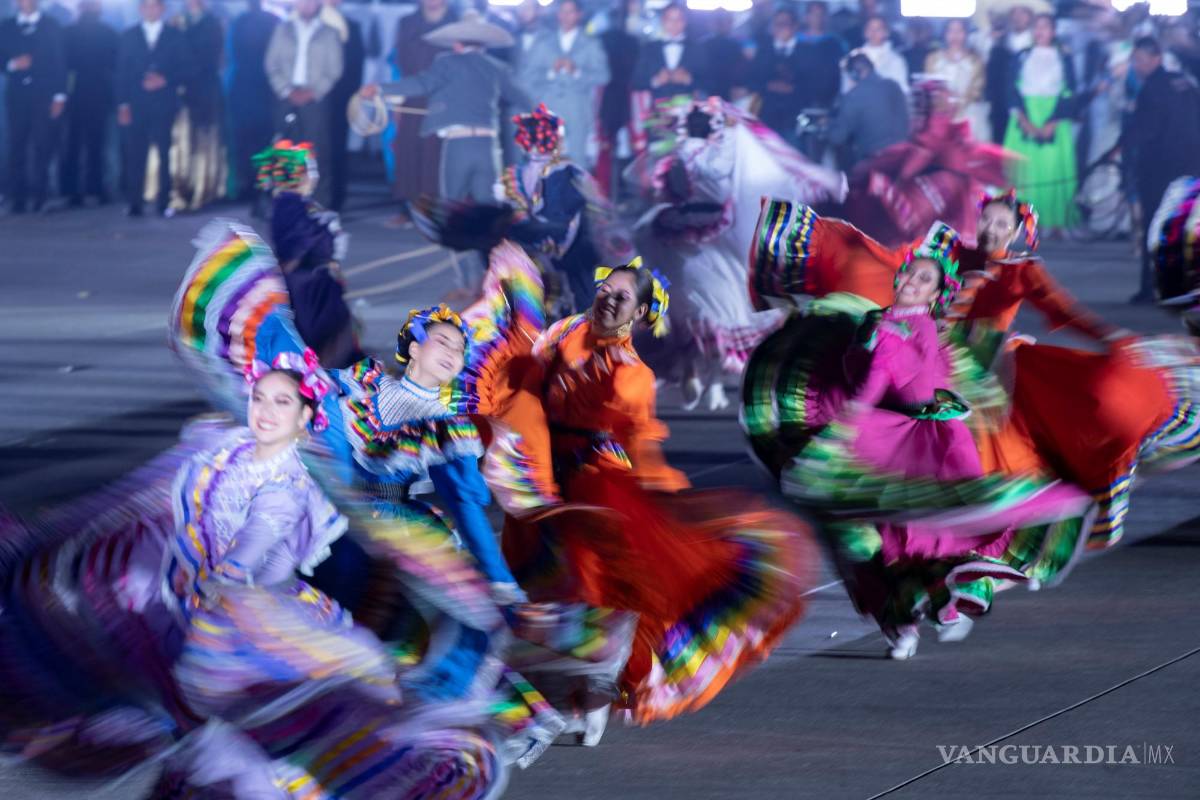 $!Fotografía que muestra un baile regional folclórica durante la ceremonia del 200 aniversario de la consumación de independencia en Ciudad de México (México). EFE/Carlos Ramírez