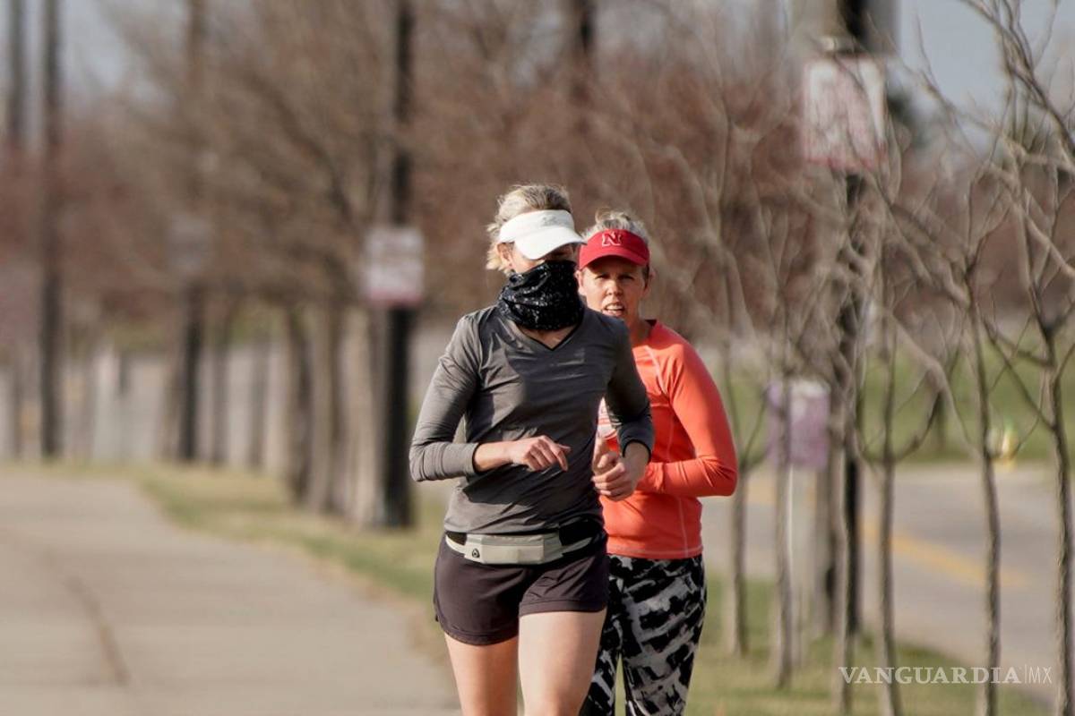 Se excede al correr con mascarilla y termina con un pulmón colapsado