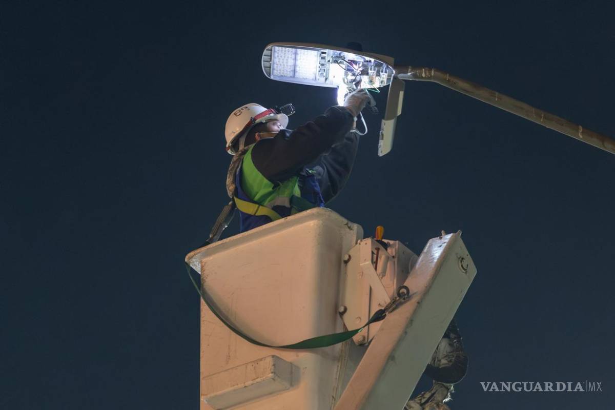 $!La sustitución de las luminarias en las entradas sur y norte de Saltillo forma parte de un plan integral para renovar la infraestructura del alumbrado público.