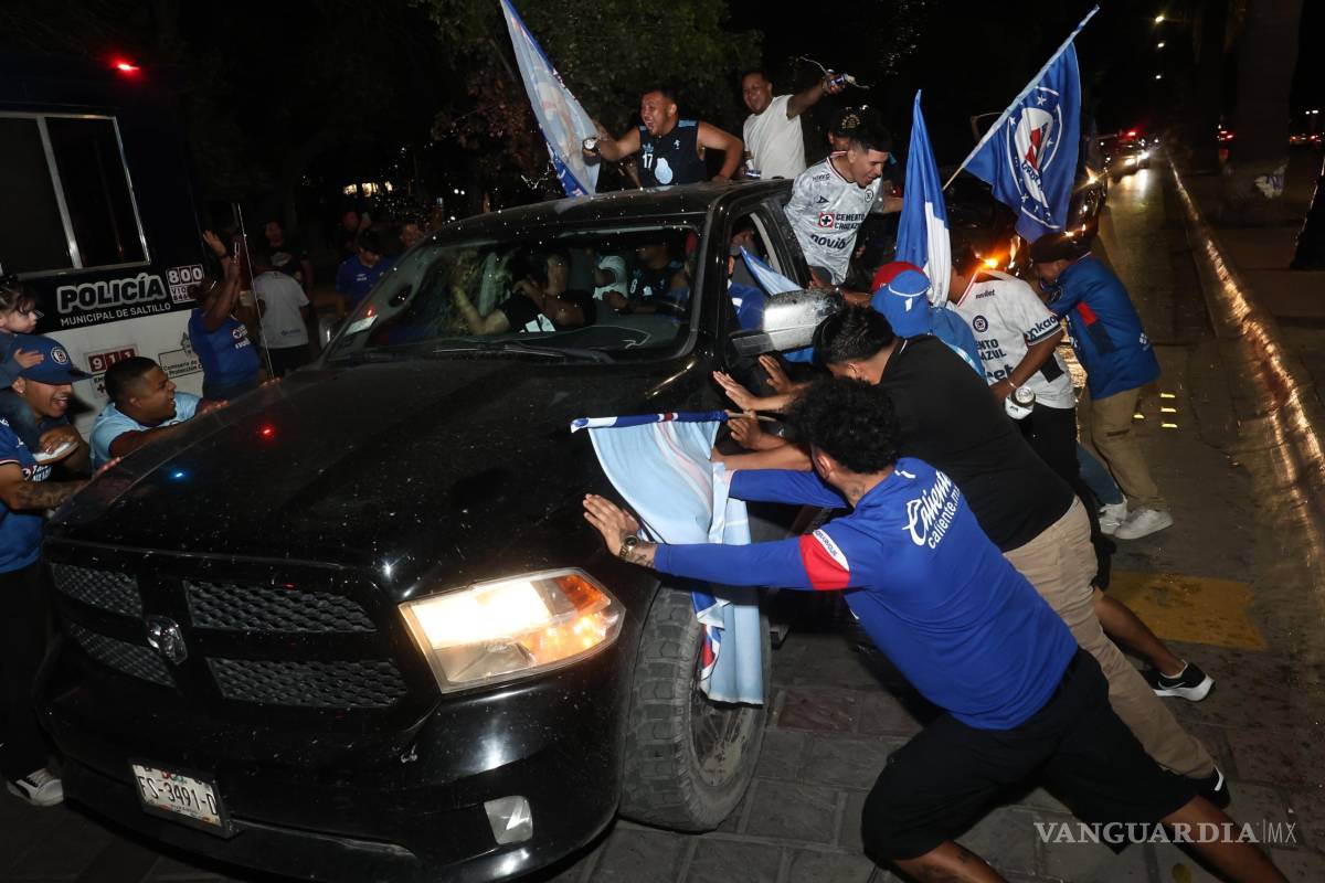 $!Entre tambores, humo y caravanas de vehículos, la afición celeste convirtió el centro de Saltillo en una fiesta azul.