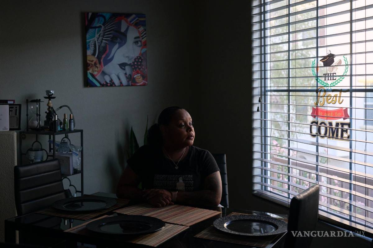 $!Takeila Peebles, cuyo hijo de 14 años, Caison Robinson, sobrevivió a cinco heridas de bala, en su casa de Las Vegas.