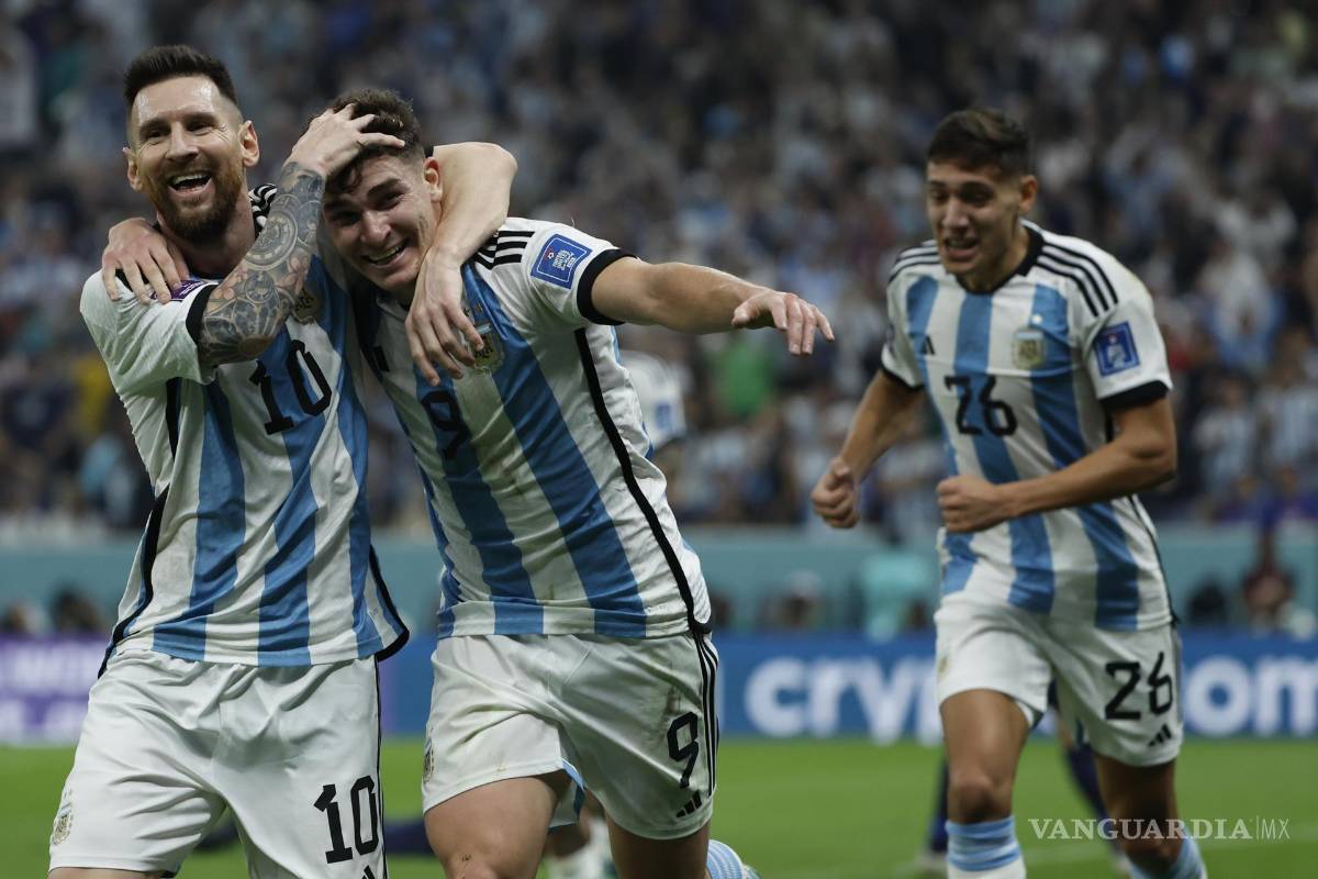 $!Messi y Julián Álvarez celebran la clasificación de Argentina a la final.