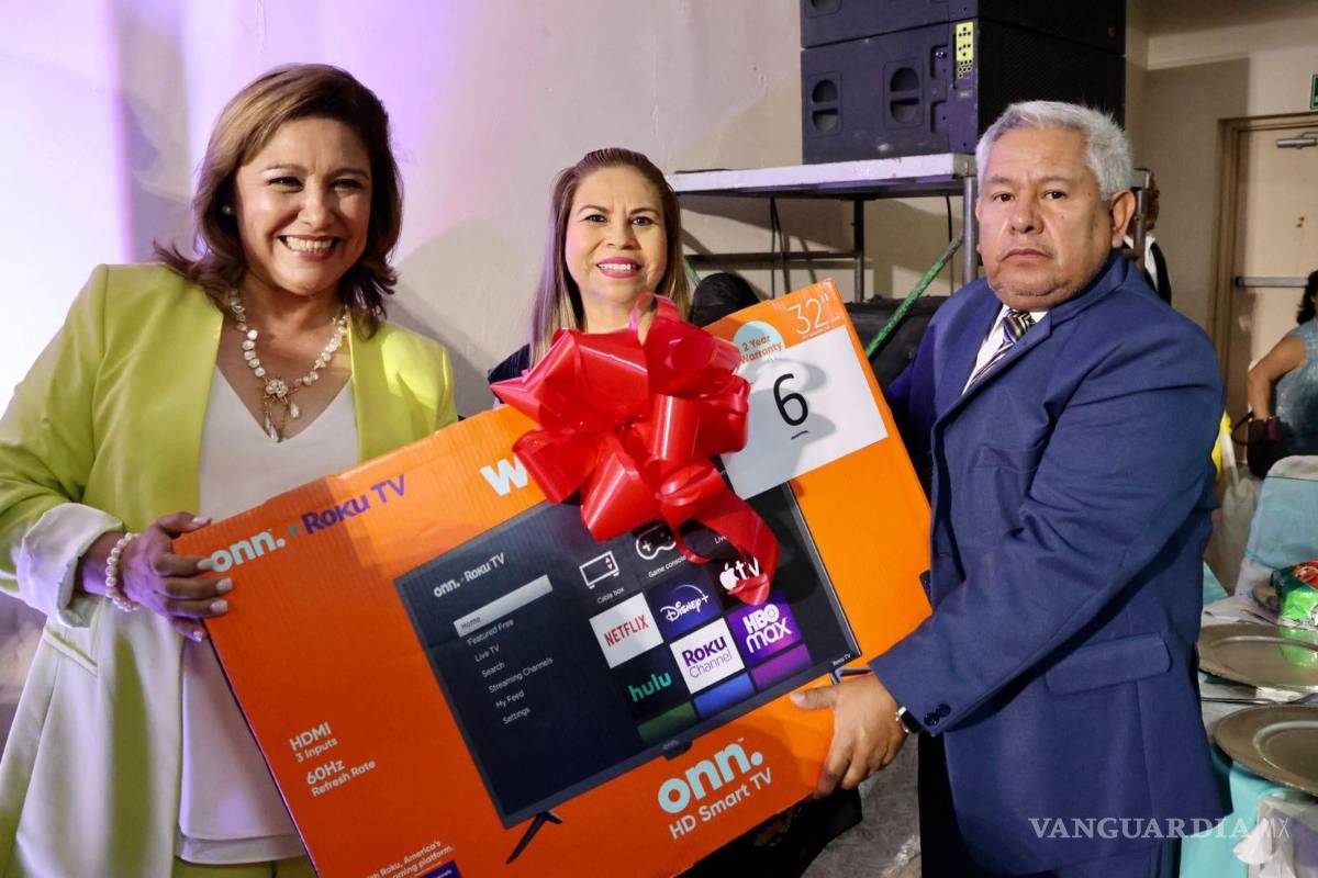 $!En el evento, se hizo la rifa de diversos objetos electrónicos y demás para los docentes.