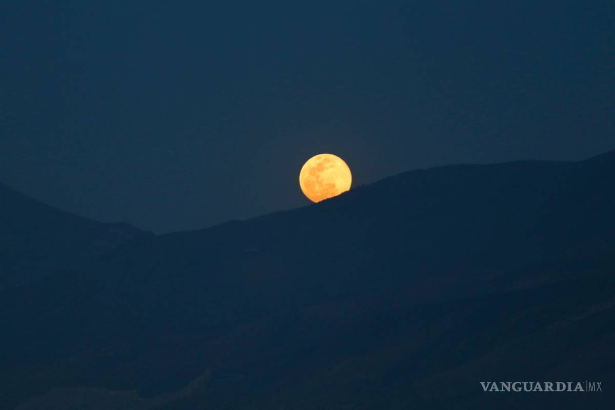 $!‘Luna rosa’ ilumina el cielo de Saltillo