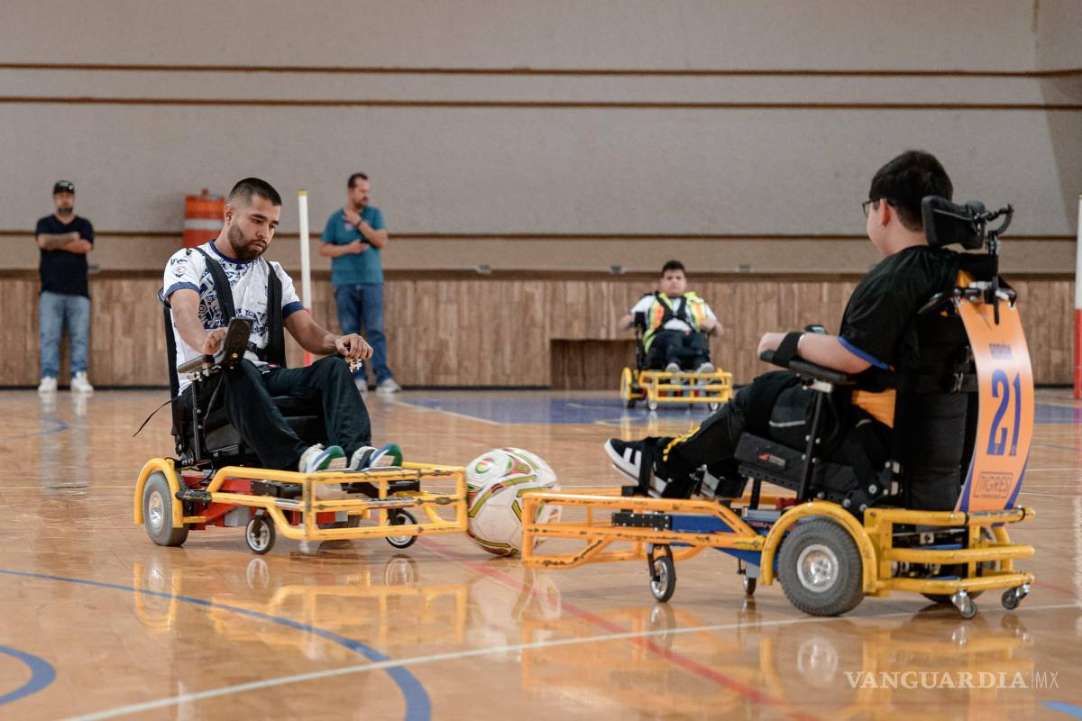 $!Saltillo Soccer y Tigres protagonizaron un emotivo encuentro en el Gimnasio Municipal, demostrando que no hay barreras para el talento y la voluntad.