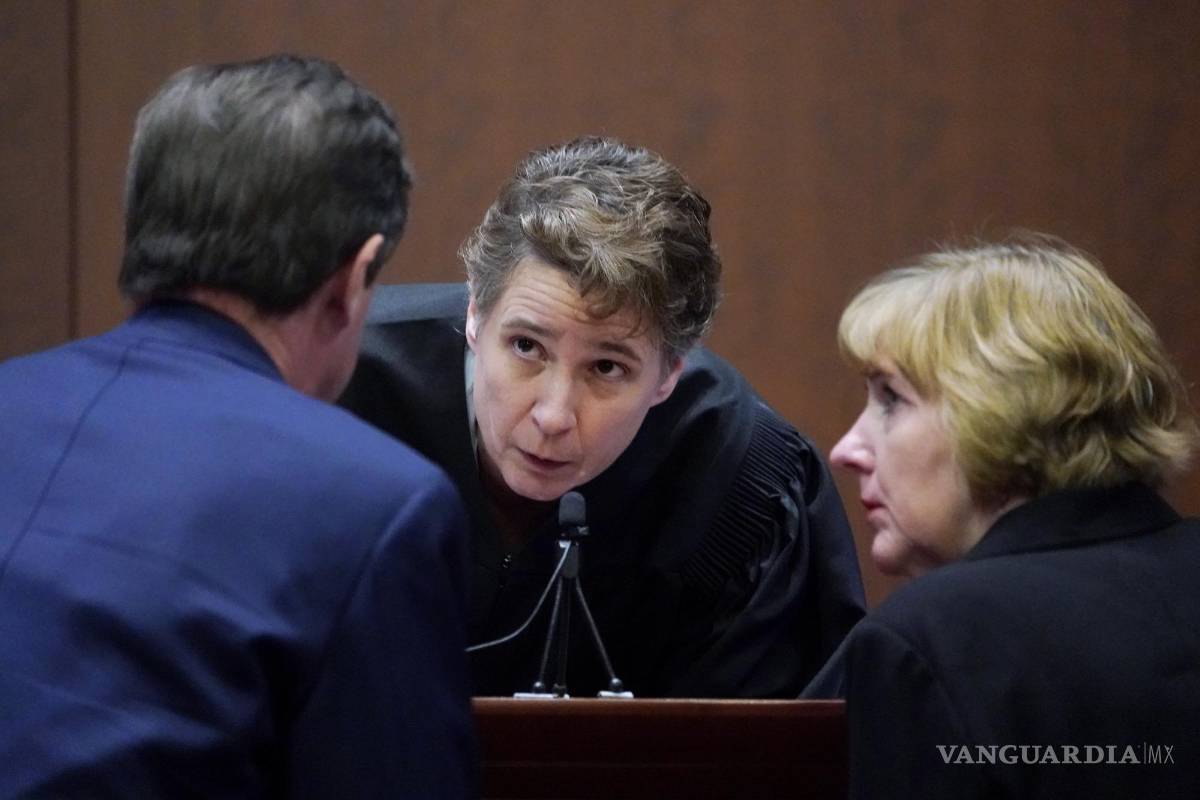 $!El juez Penney Azcarate habla con los abogados Ben Chew (i) y Elaine Bredehoft (d) en la sala del tribunal del circuito del condado de Fairfax en Fairfax, Virginia.