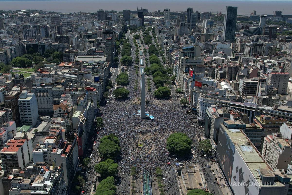 $!Fotografía área con dron de hinchas de Argentina celebrando la victoria de la selección argentina en el Mundial de Qatar 202, en el Obelisco en Buenos Aires.