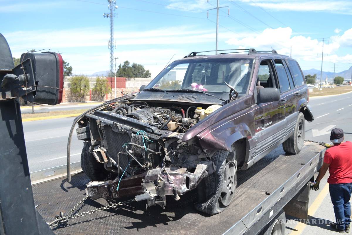 Se estrella vehículo contra ballenas de contención en Saltillo; conductor lo deja abandonado