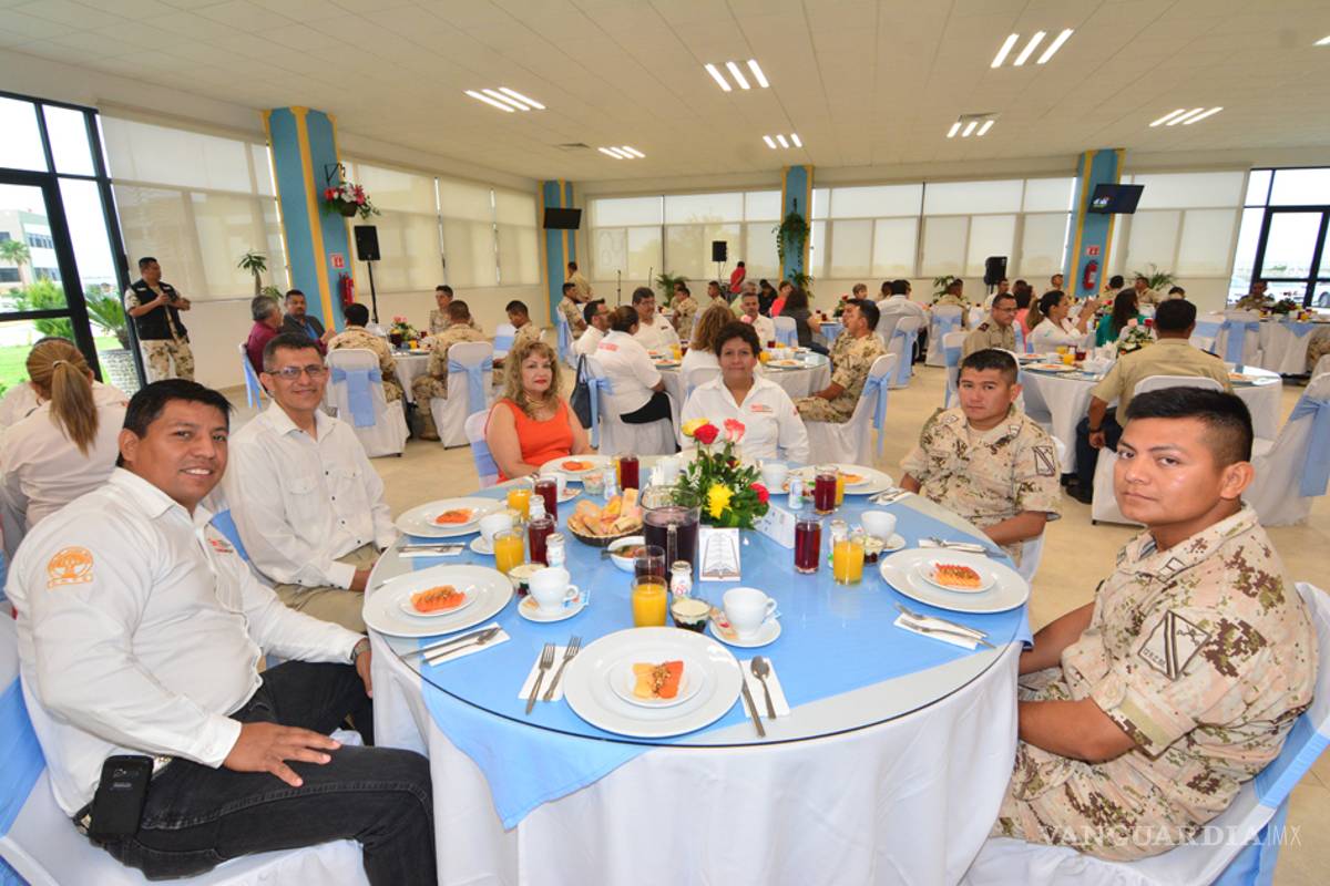 Ejército Mexicano ofrece desayuno a maestros de Piedras Negras