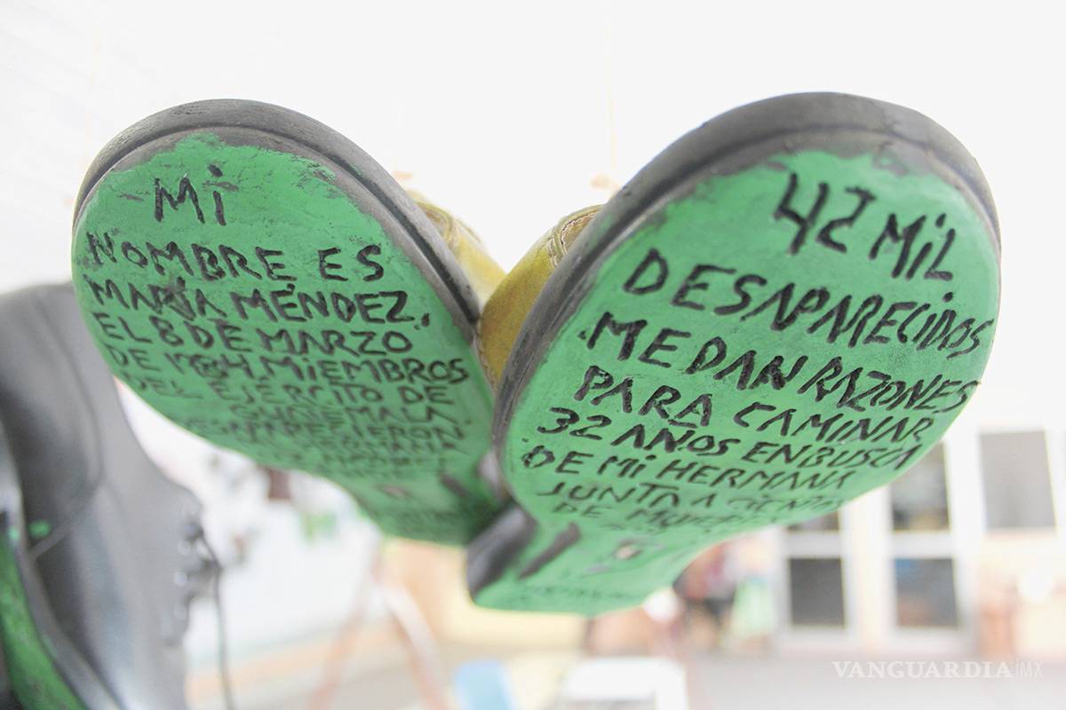 Huellas tatuadas en el caminar; Representan zapatos recorrido en búsqueda de desaparecidos