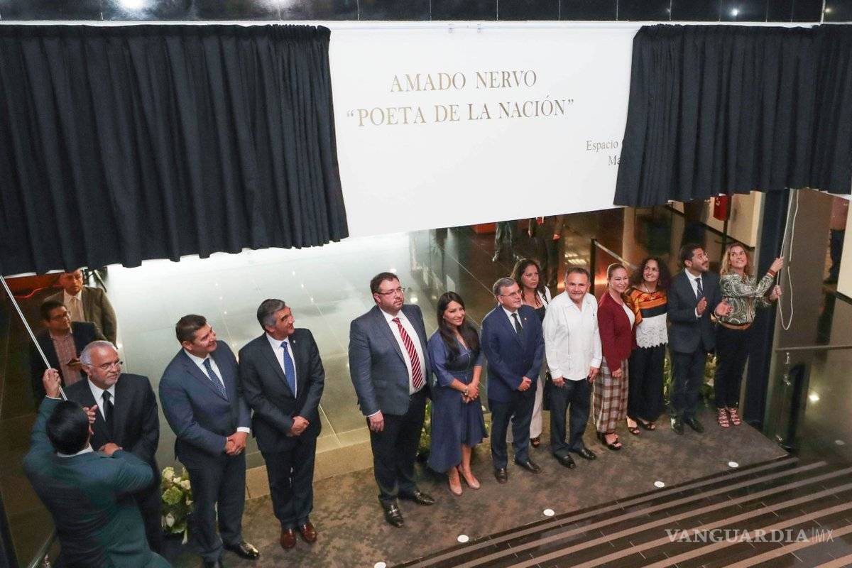 Devela Beatriz Gutiérrez Müller en letras de oro nombre de Amado Nervo en el Senado