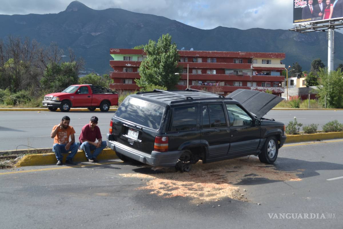 Truena eje de llantas y por poco vuelcan