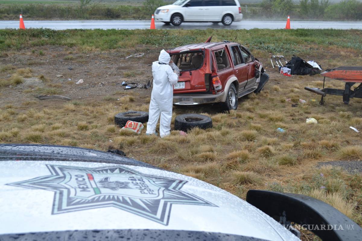 $!Mueren tres personas en volcadura en la carretera Matehuala-Saltillo