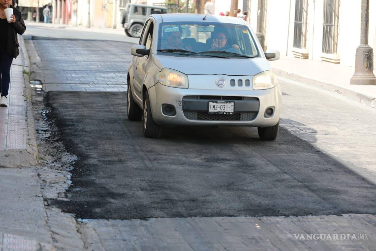 $!Se iniciaron acciones de renivelación y aplicación de carpeta asfáltica en vialidades de alto flujo vehicular.