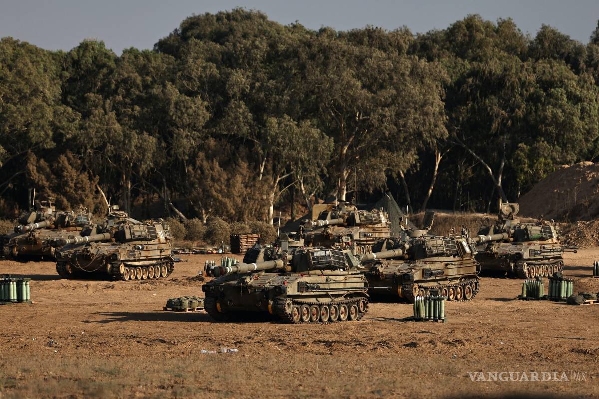 $!Tanques israelíes se reúnen en un lugar no revelado cerca de la frontera entre Israel y Gaza. Más de 65 mil palestinos han muerto en la Franja de Gaza desde 2023