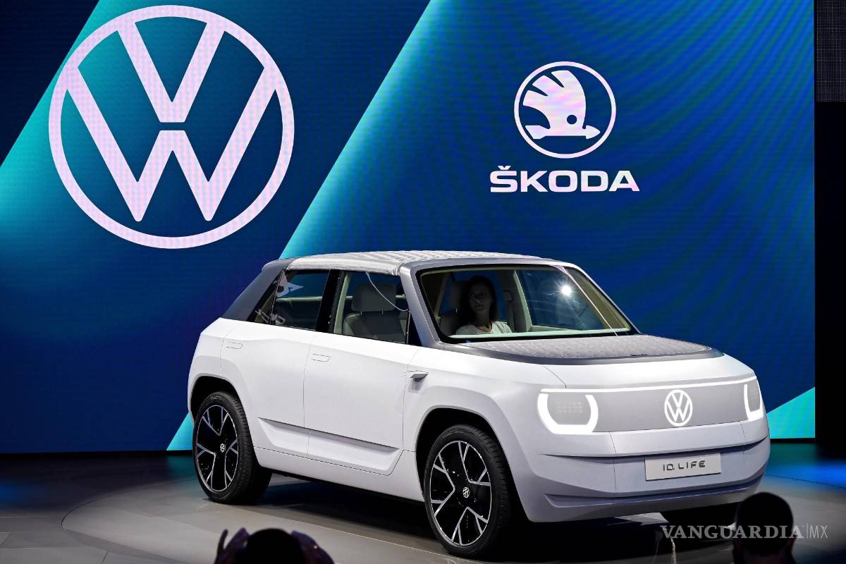 $!El Volkswagen VW ID. Life en exhibición en el primer día de vista previa para la prensa del Salón Internacional del Automóvil IAA en Munich, Alemania. EFE/EPA/Sascha Steinbach