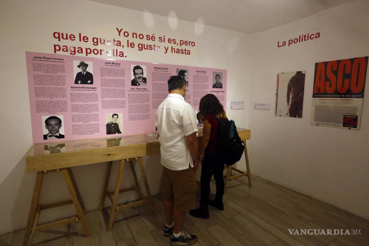 $!Personas observan piezas exhibidas en el Museo de la Memoria LGBTQ+ en Guadalajara (México).