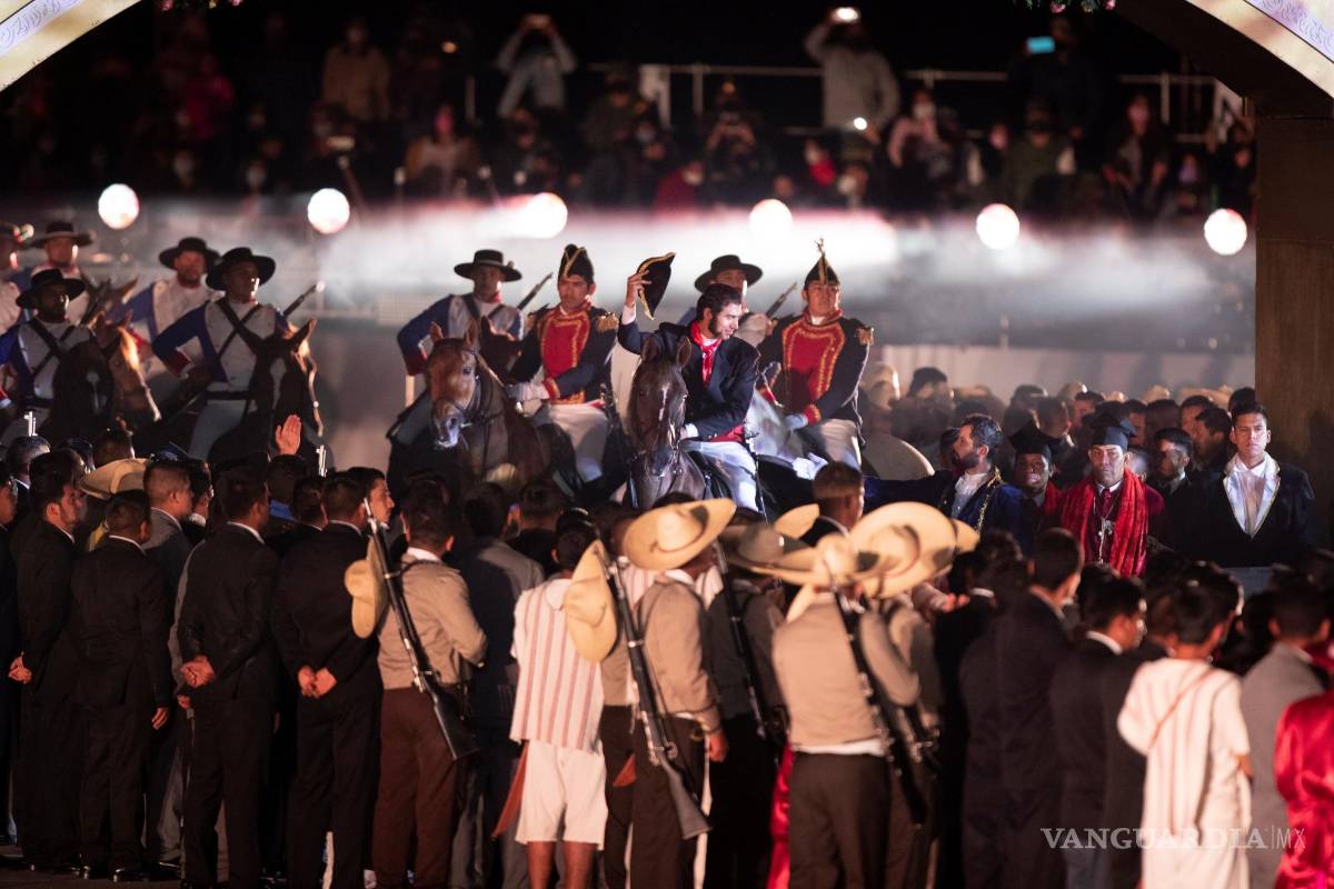 $!Fotografía que muestra la representación histórica durante la ceremonia del 200 aniversario de la consumación de independencia en Ciudad de México (México). EFE/Carlos Ramírez