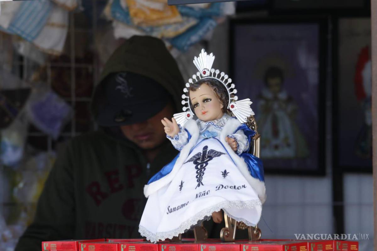 Saltillo: visten con batas a Niño Dios y rinden homenaje a personal médico