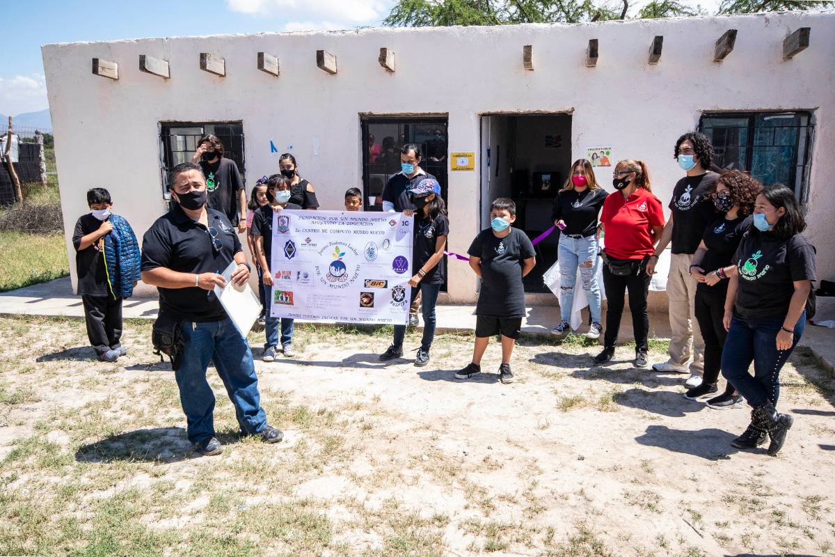 Fundación Nuevo Mundo arma sala de cómputo y apoya educación en ejido La Hedionda Chica