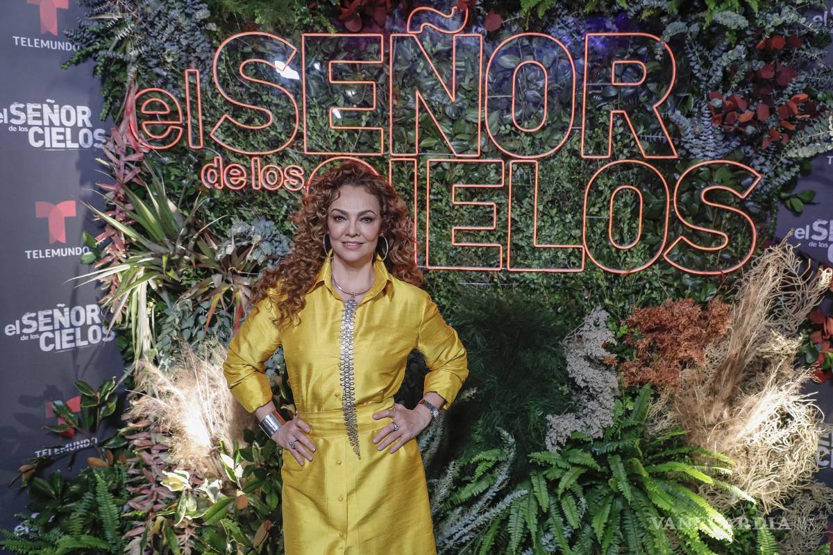$!La actriz colombiana Maricela González posa durante la alfombra roja de la serie El Señor de los Cielos, en Ciudad de México (México).