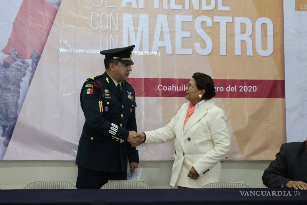 $!Reconoce delegada de la sección 5 del SNTE labor del Ejército y le refrenda el apoyo del magisterio coahuilense